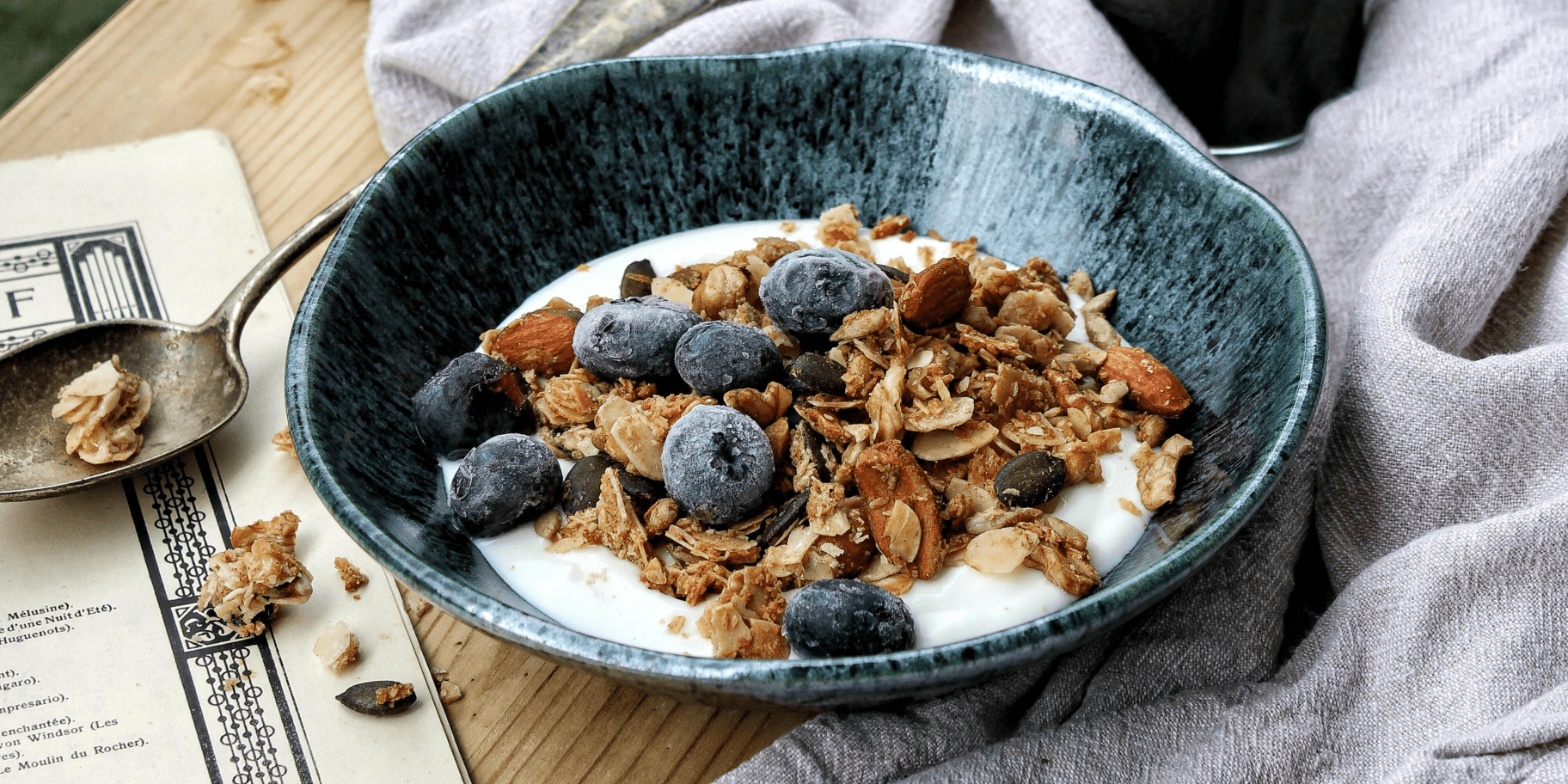 Гранола з йогуртом