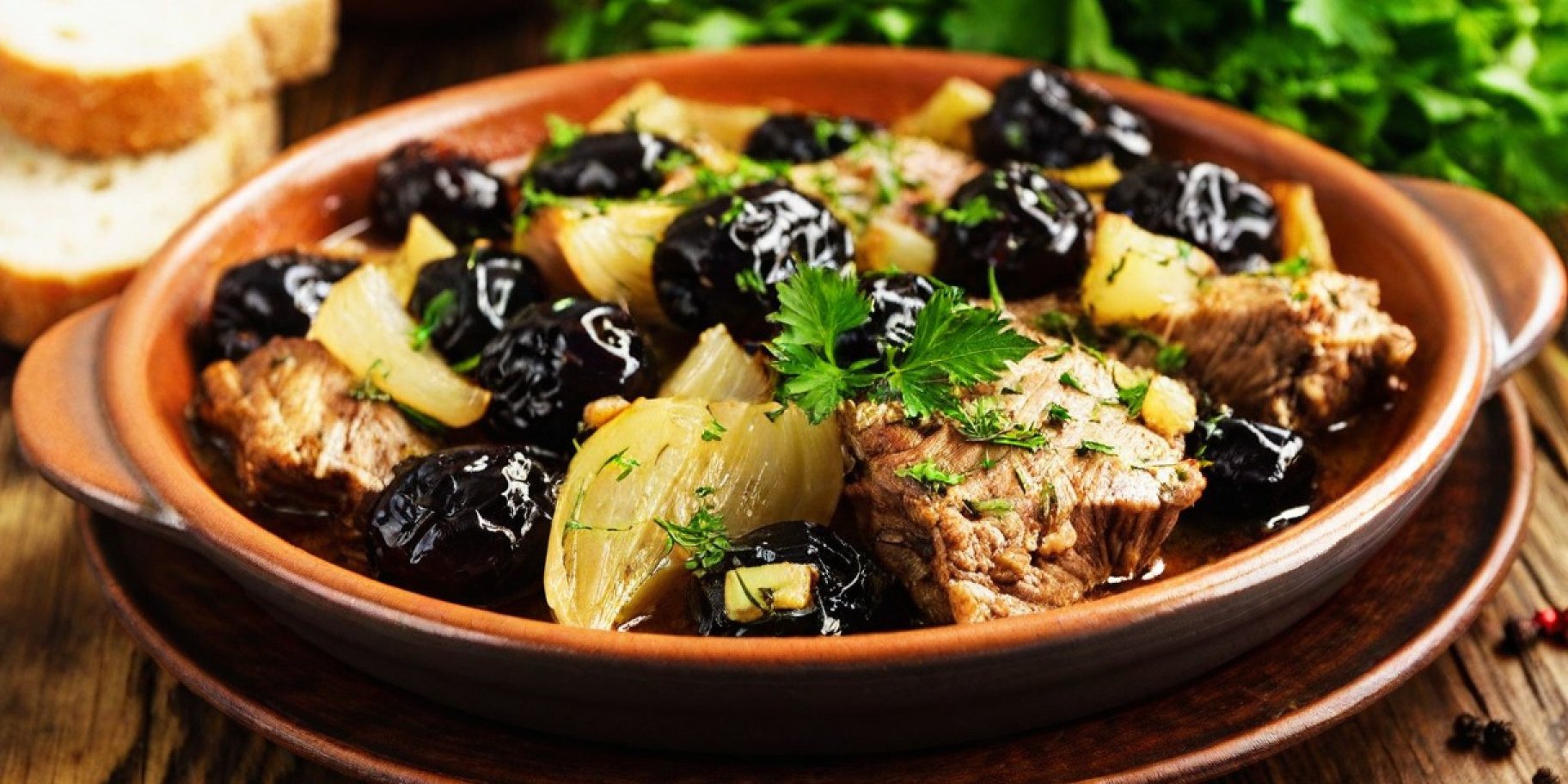 Баранина, тушкована зі сливами