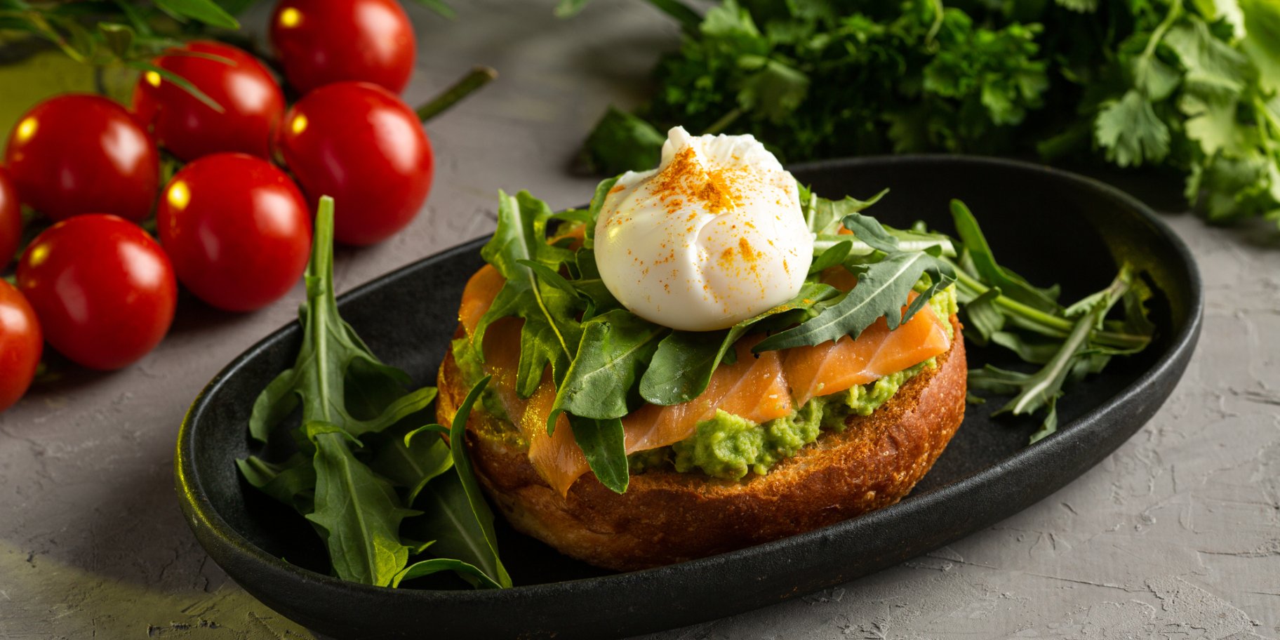 Булочка с лососем, яйцом пашот и песто