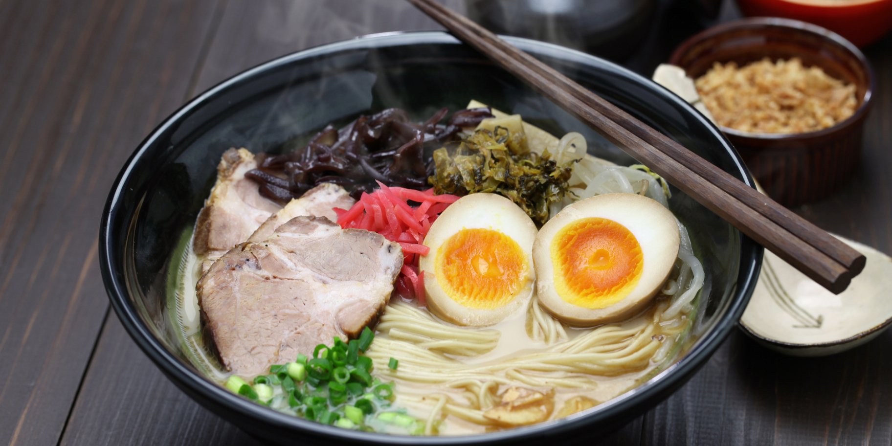 рамен з м'ясом і яйцем