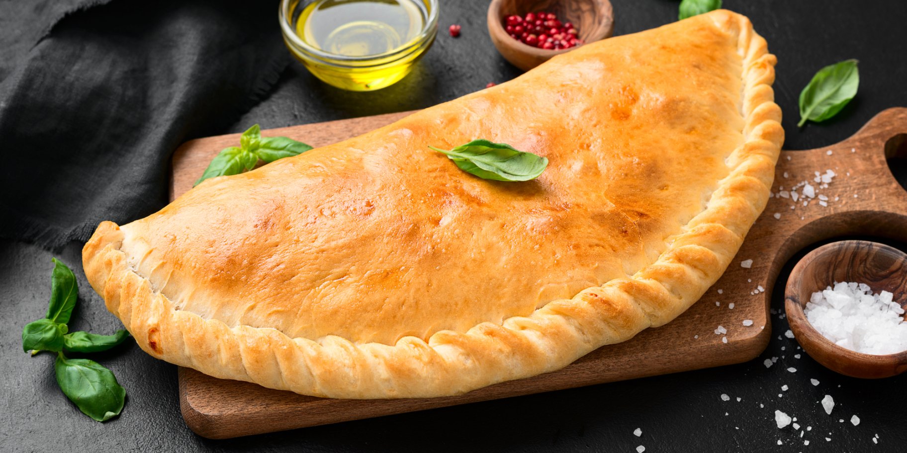 Закрита піца з консервованим тунцем