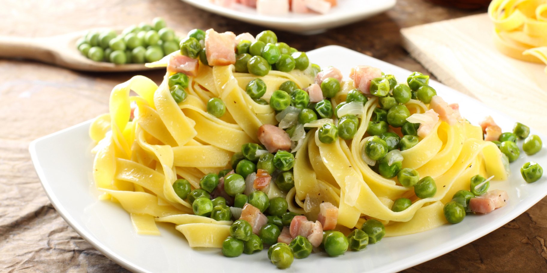 паста з беконом і  зеленим горошком