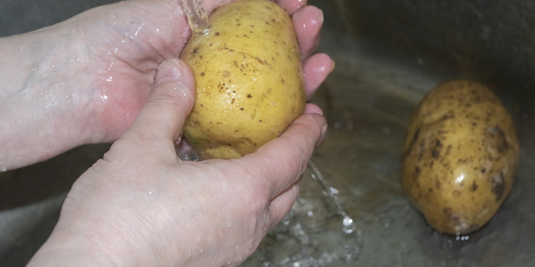 Чим вимити руки після молодої картоплі