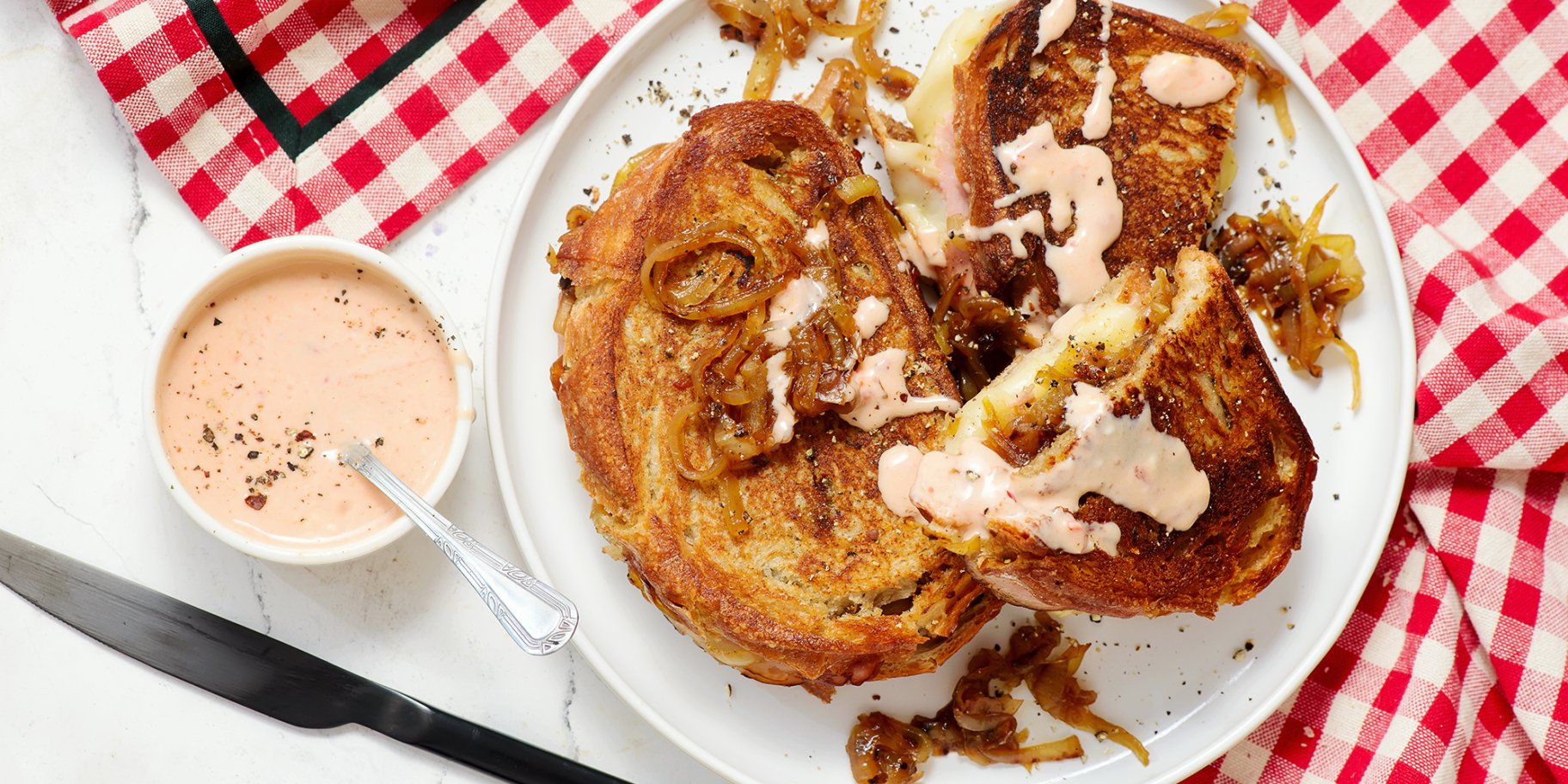 Сендвічі з шинкою, сиром і цибулею