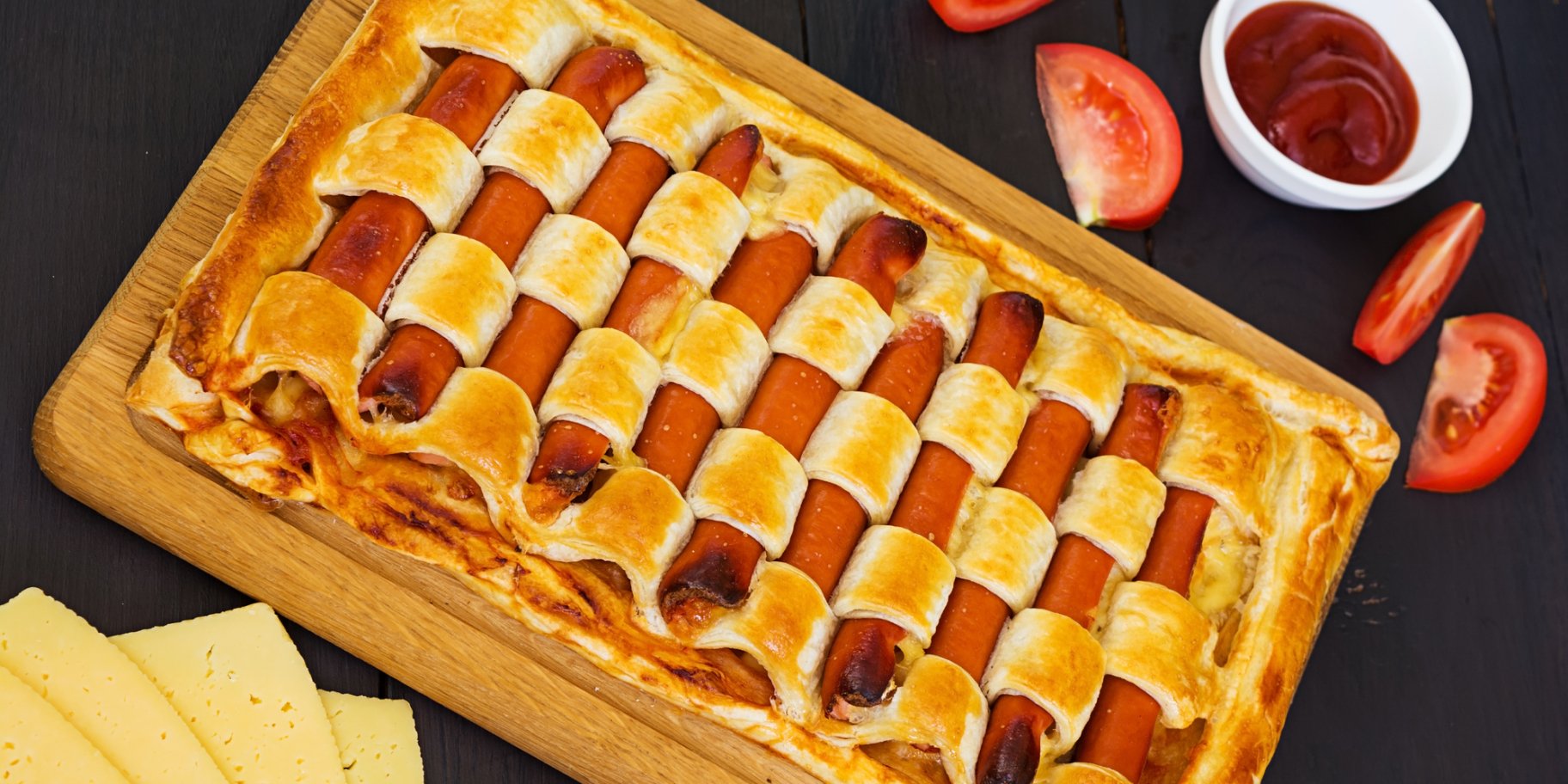 Пиріг з листового тіста та сосисок