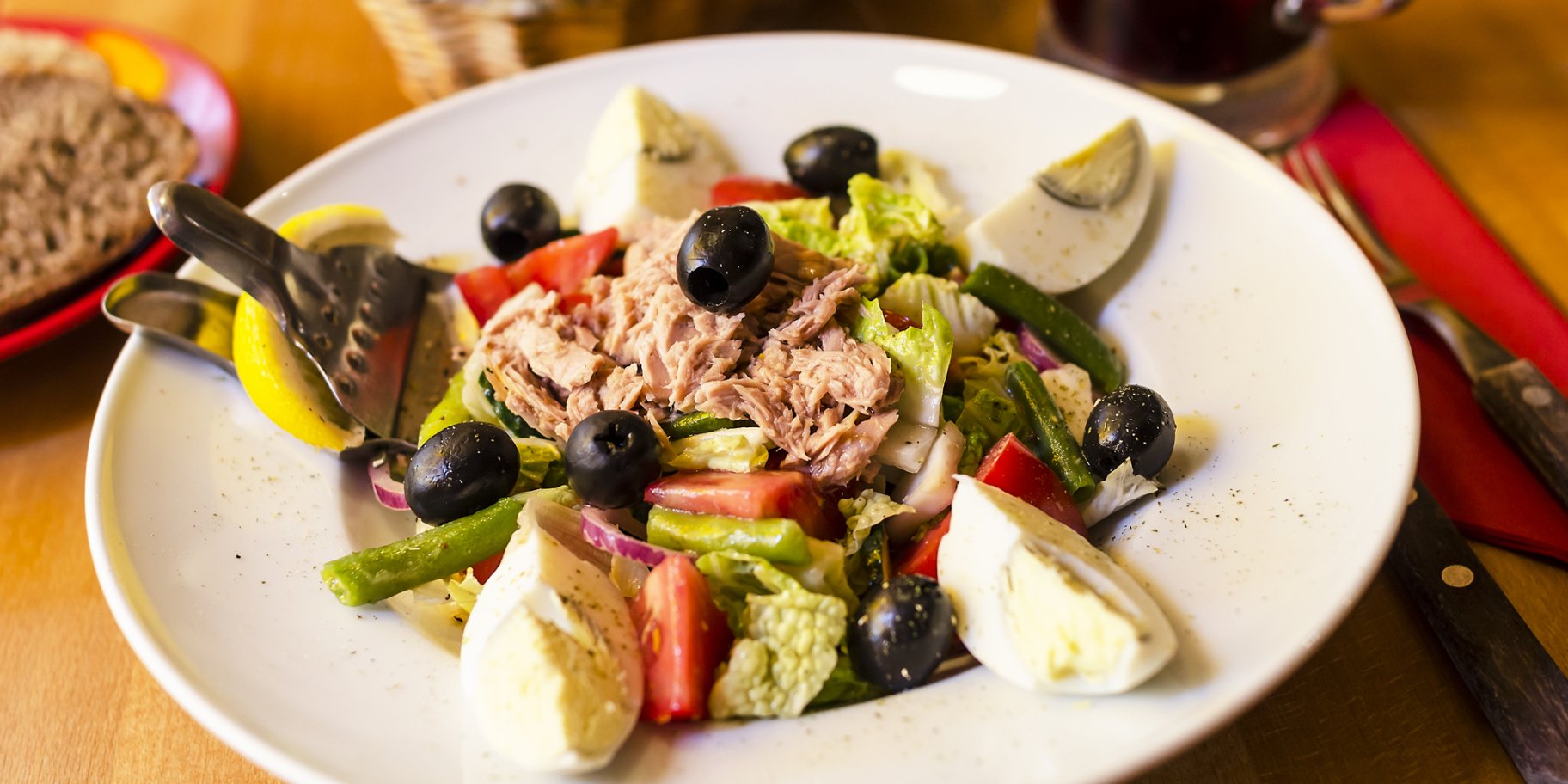 Салат з консервованим тунцем і овочами