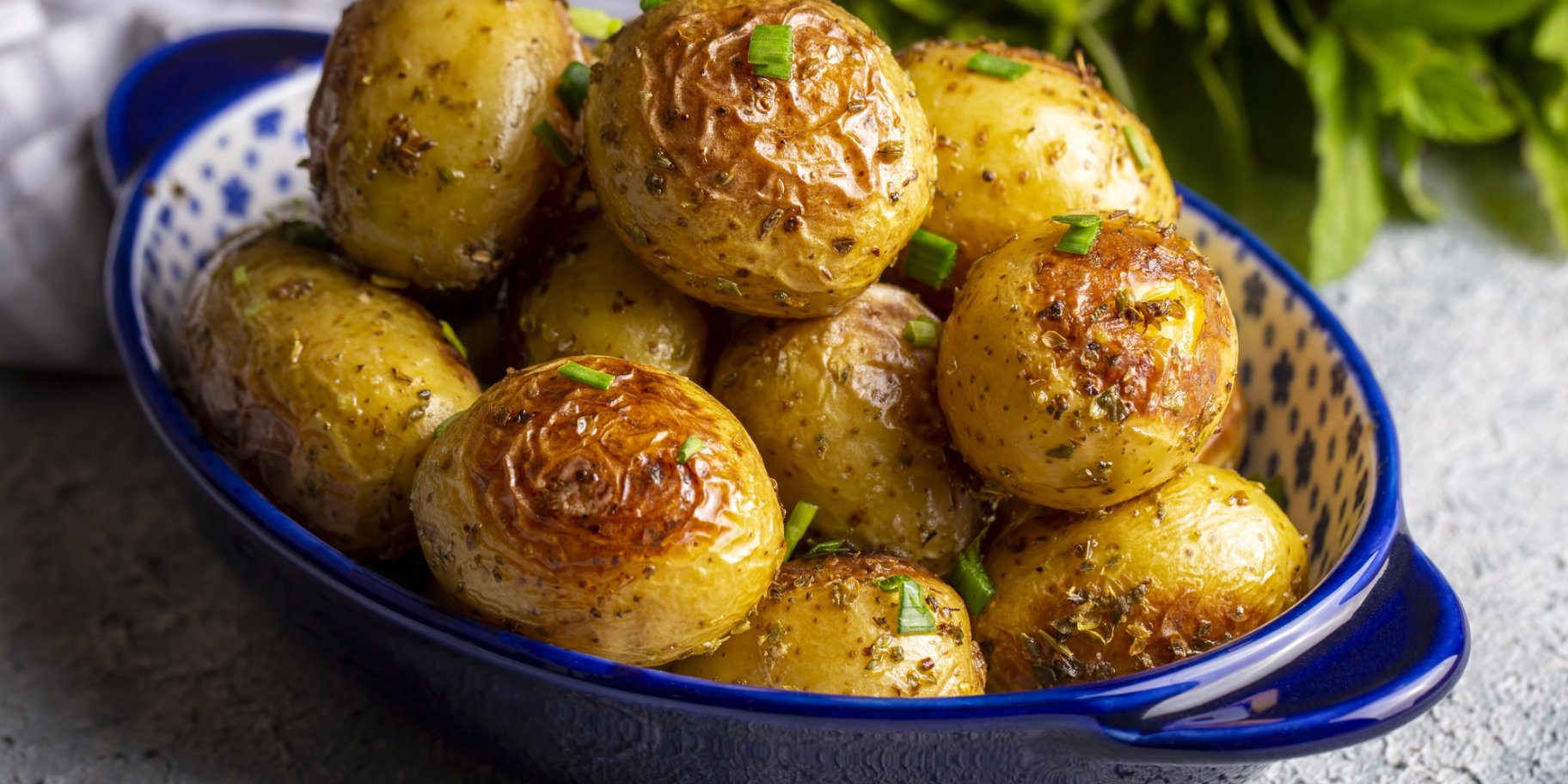 Запечена молода картопля з часником і зеленню