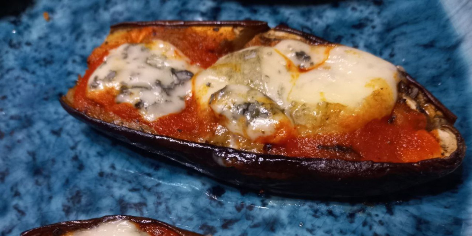 Баклажани з томатним соусом та сиром із пліснявою