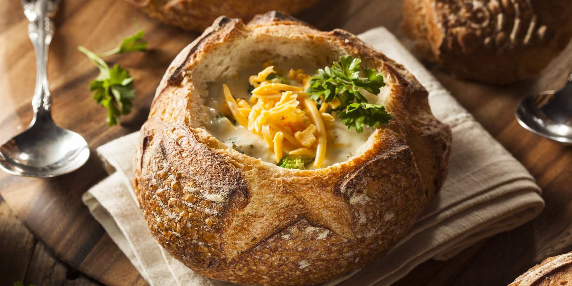 Сирний суп із броколі та беконом у хлібі