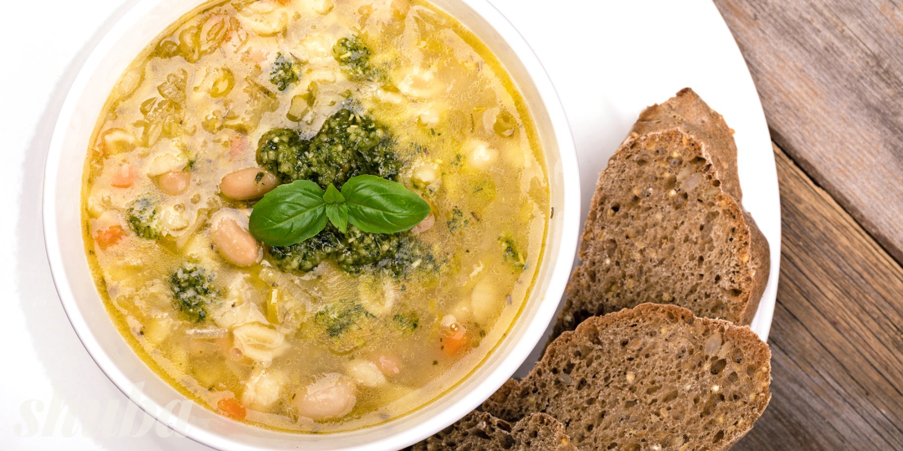 Суп з мигдально-базиліковою заправкою