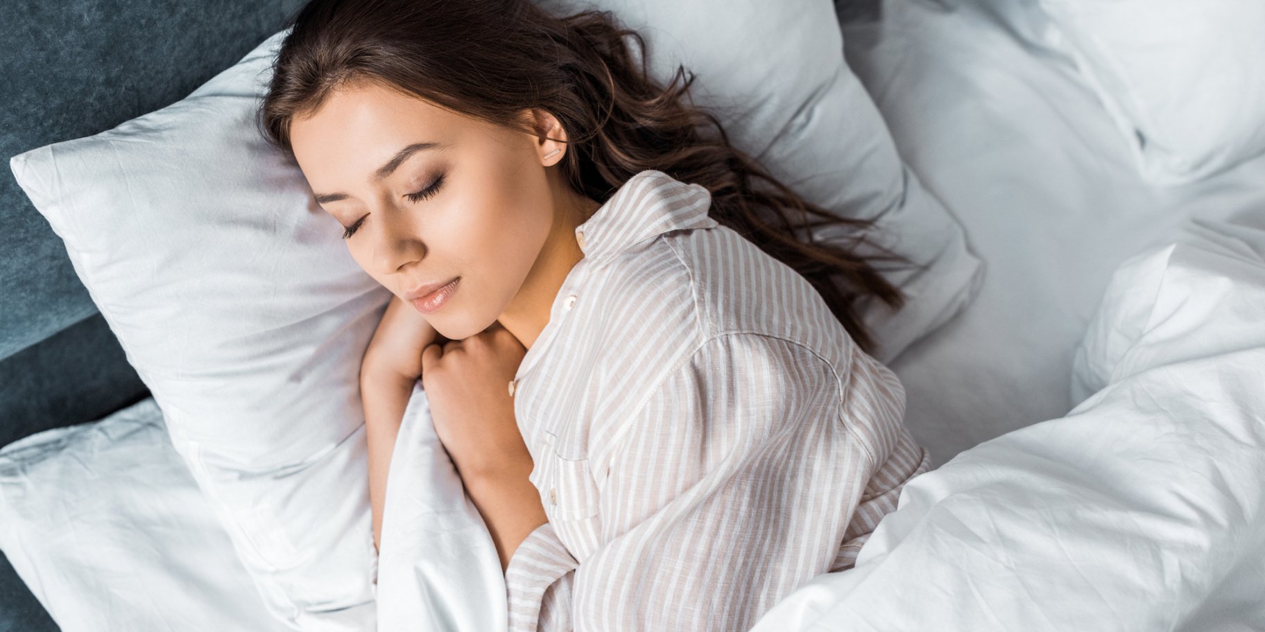 Дівчина спить