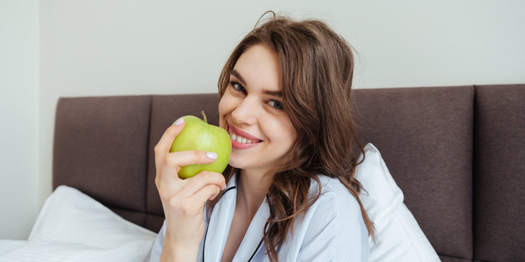 Жінка з яблуком