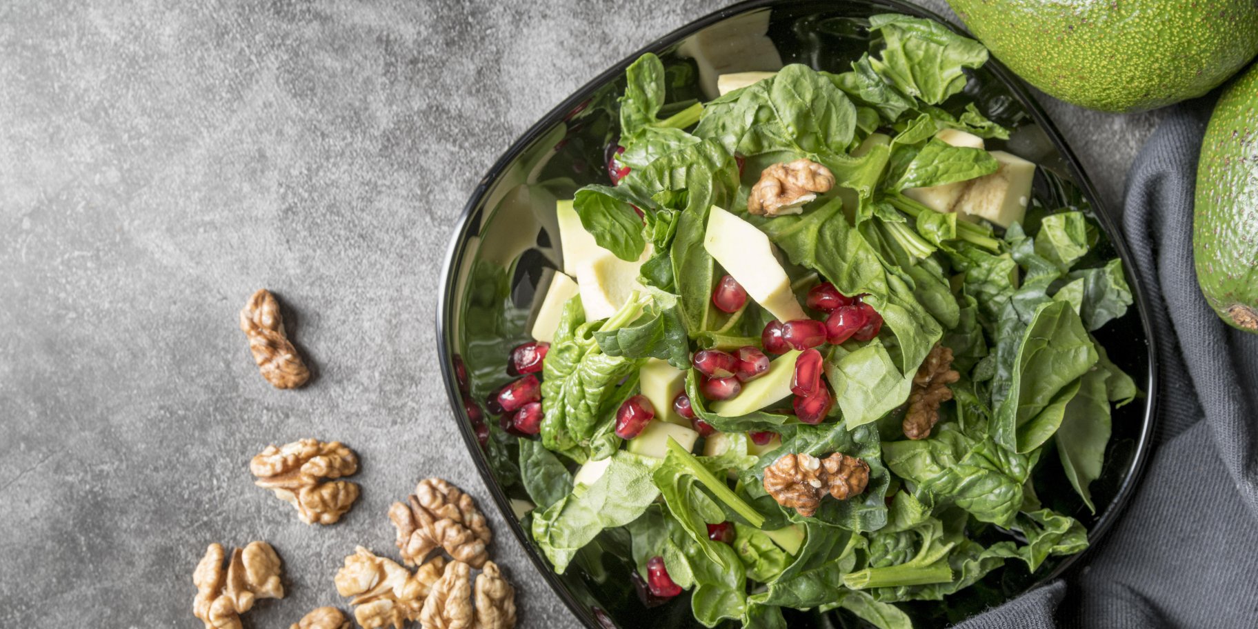 Салат з авокадо і зеленню