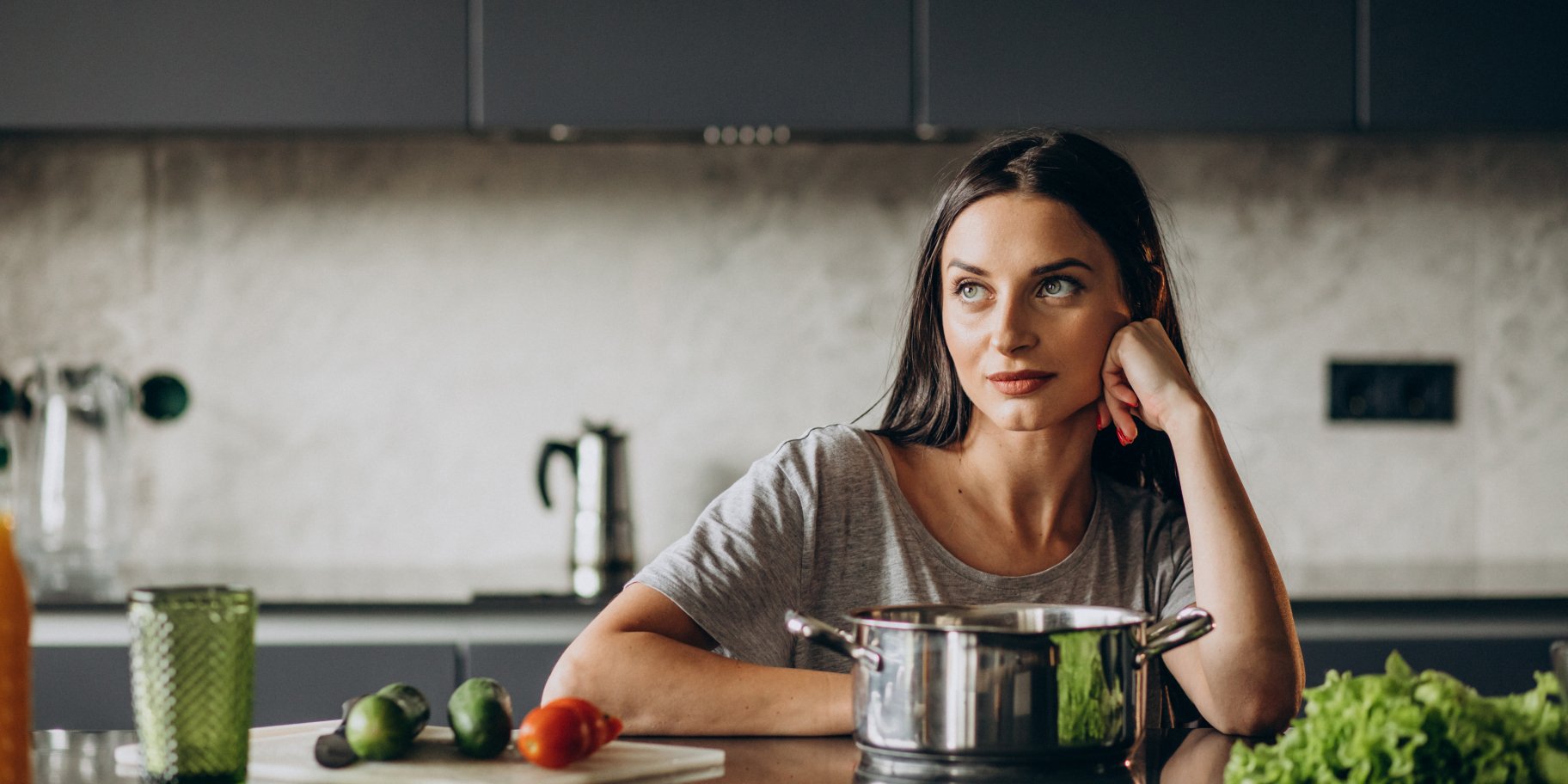 Жінка готує