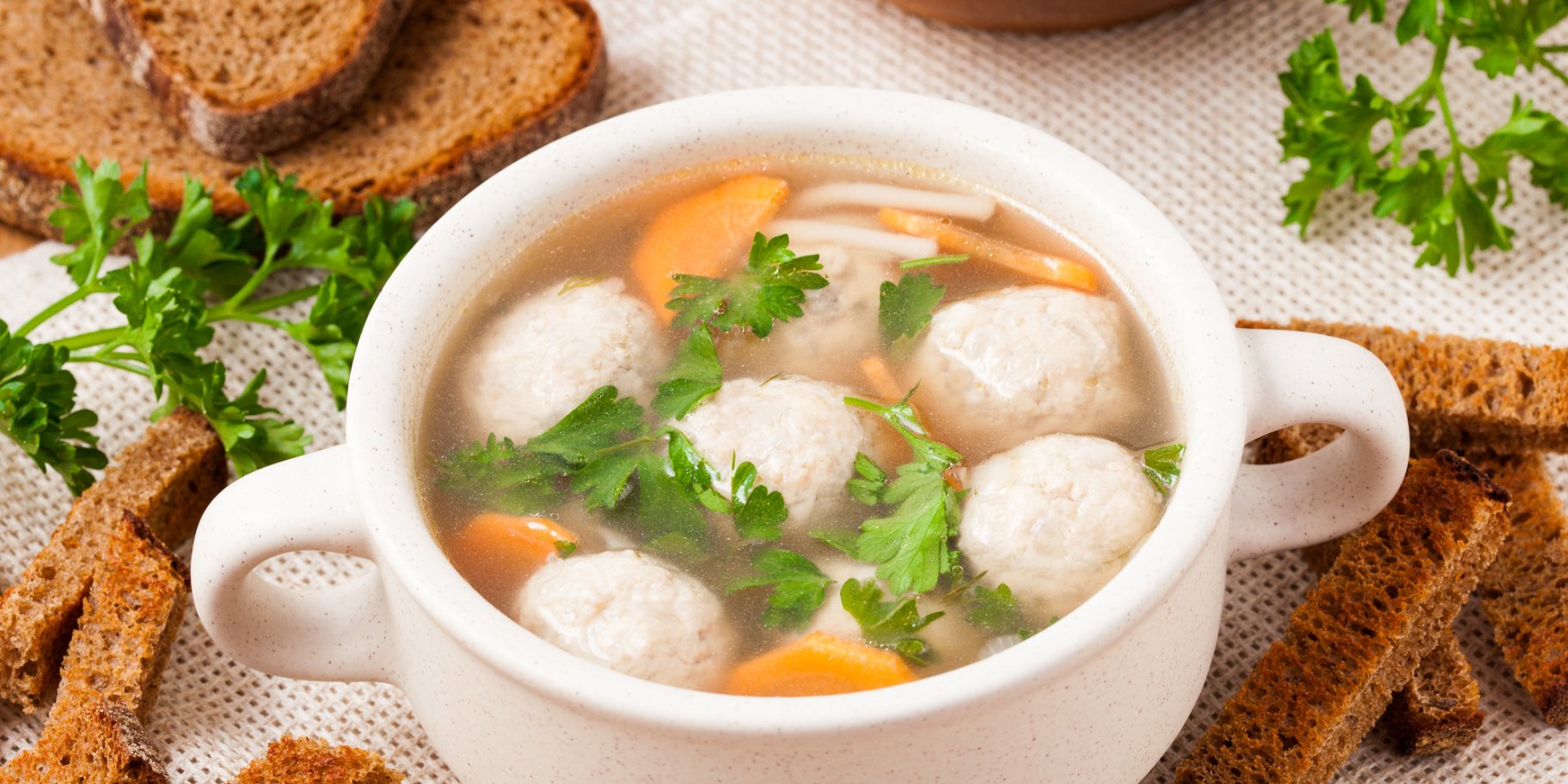 Суп з фрикадельками та вермішеллю