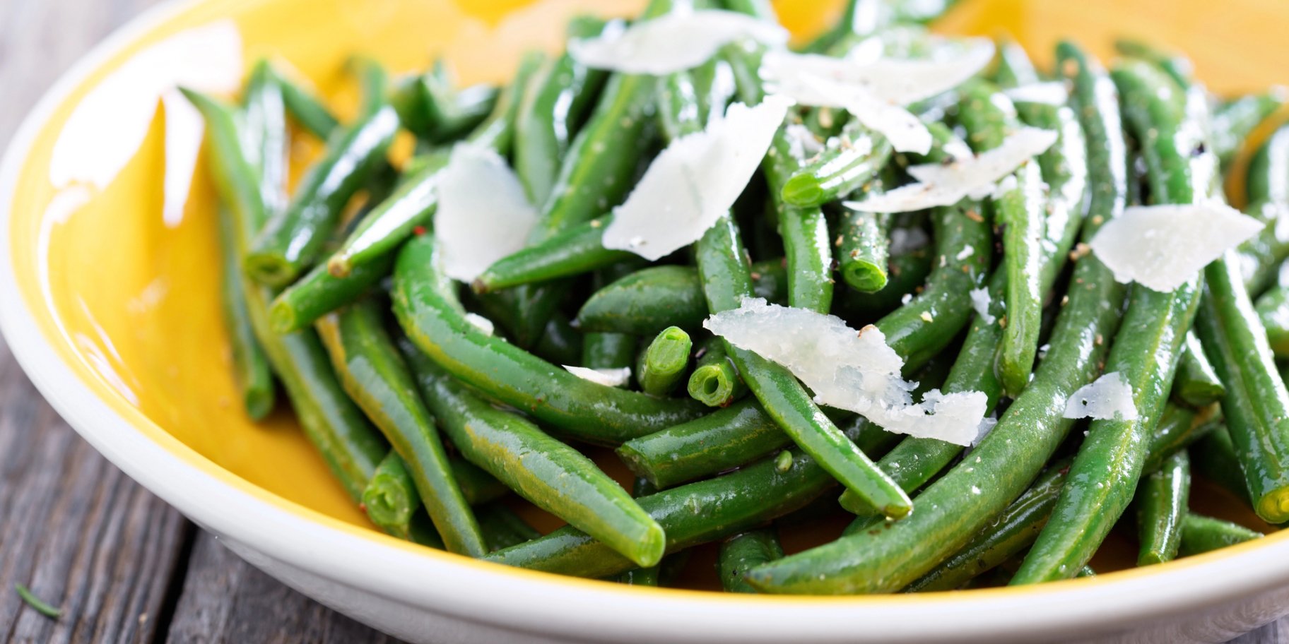 Стручкова квасоля із часником і пармезаном