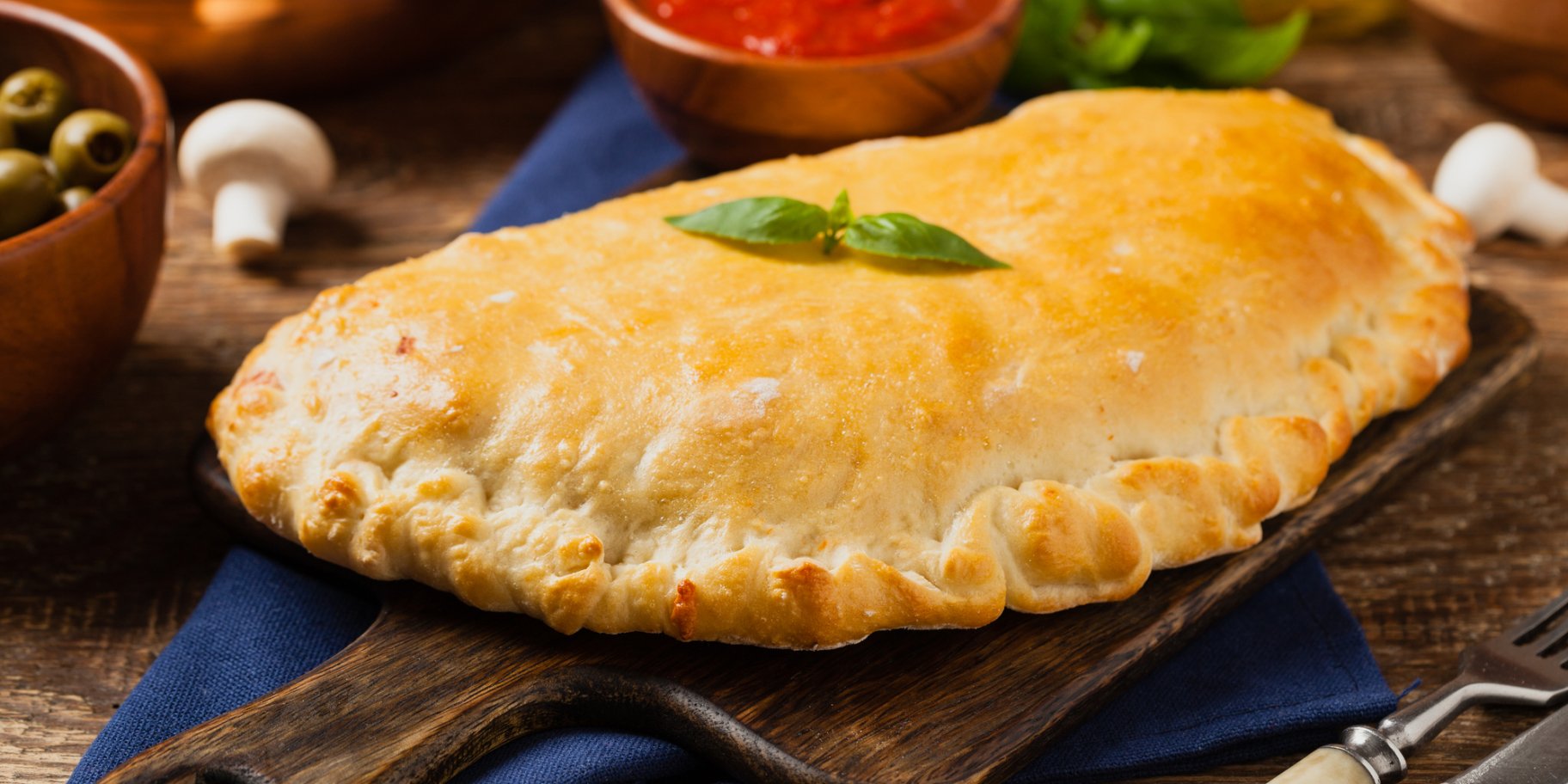 Кальцоне з салямі й сиром рецепт