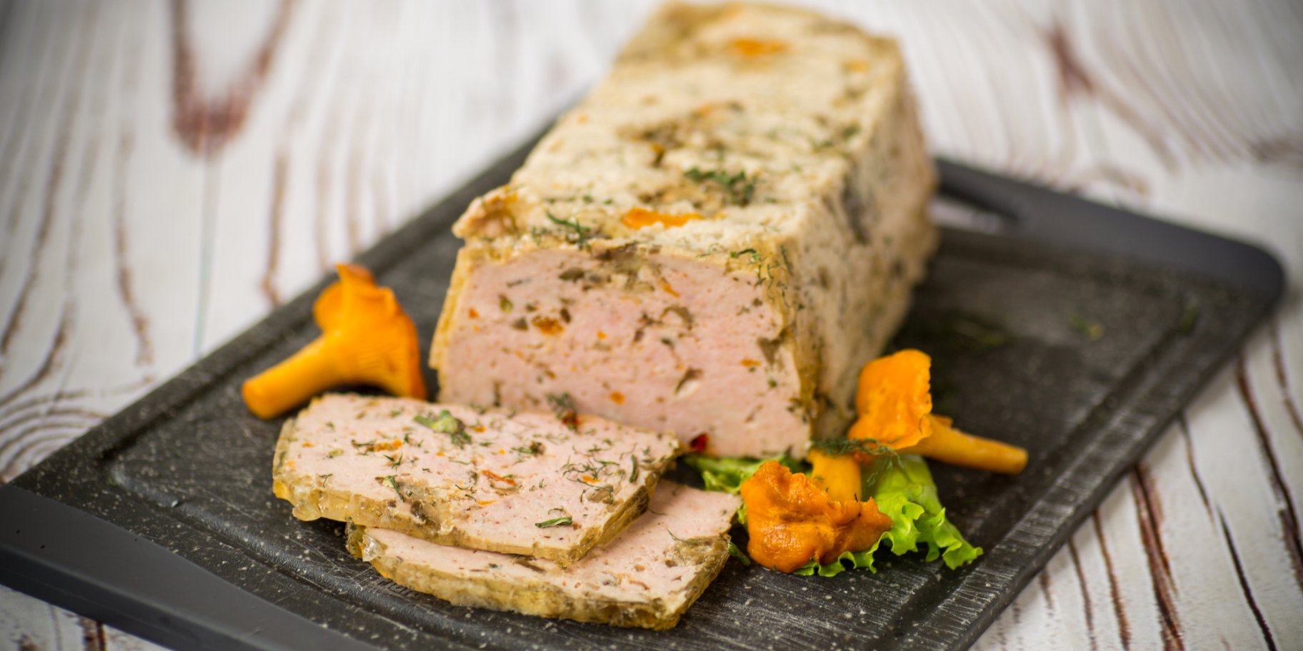 Ветчина из курицы с грибами на доске