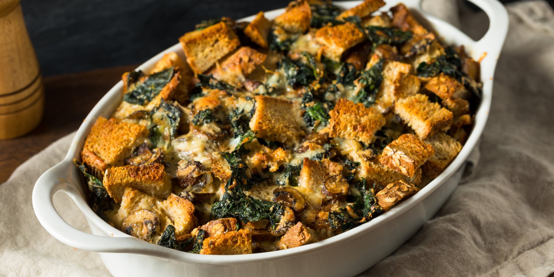 Хлебный пудинг с колбасой и цветной капустой