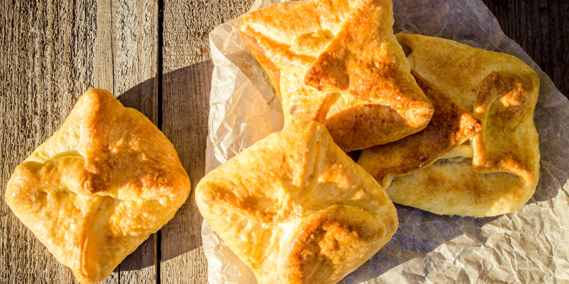 Слойки з шинкою, моцарелою і ананасом