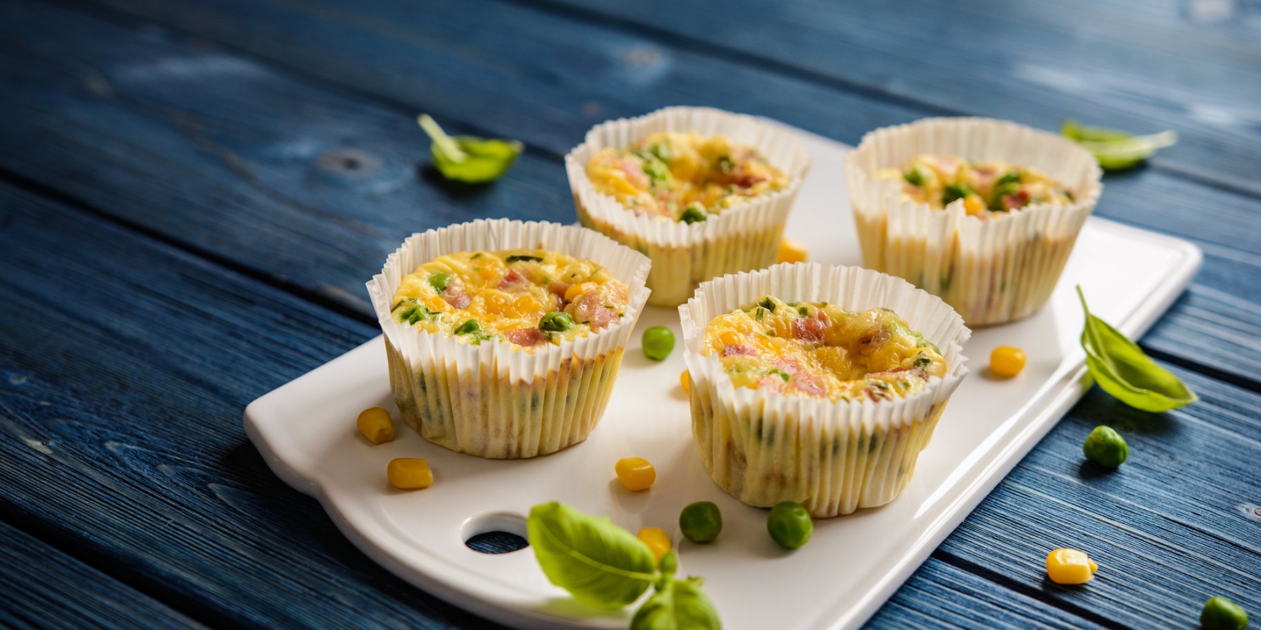 Маффины кукурузные с беконом, травами и фетой