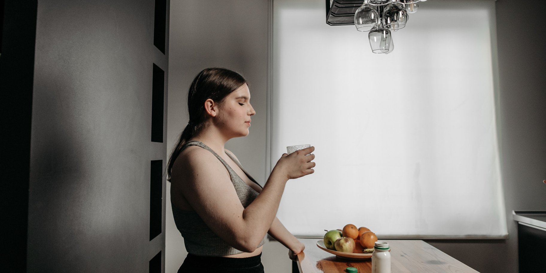 Жінка пʼє воду