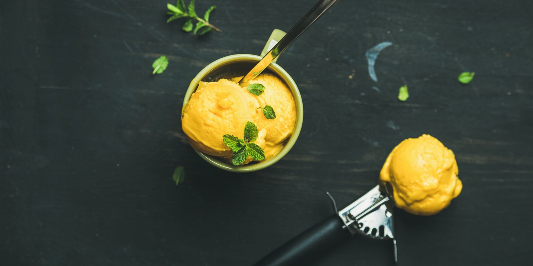 Манговий сорбет з листям мʼяти