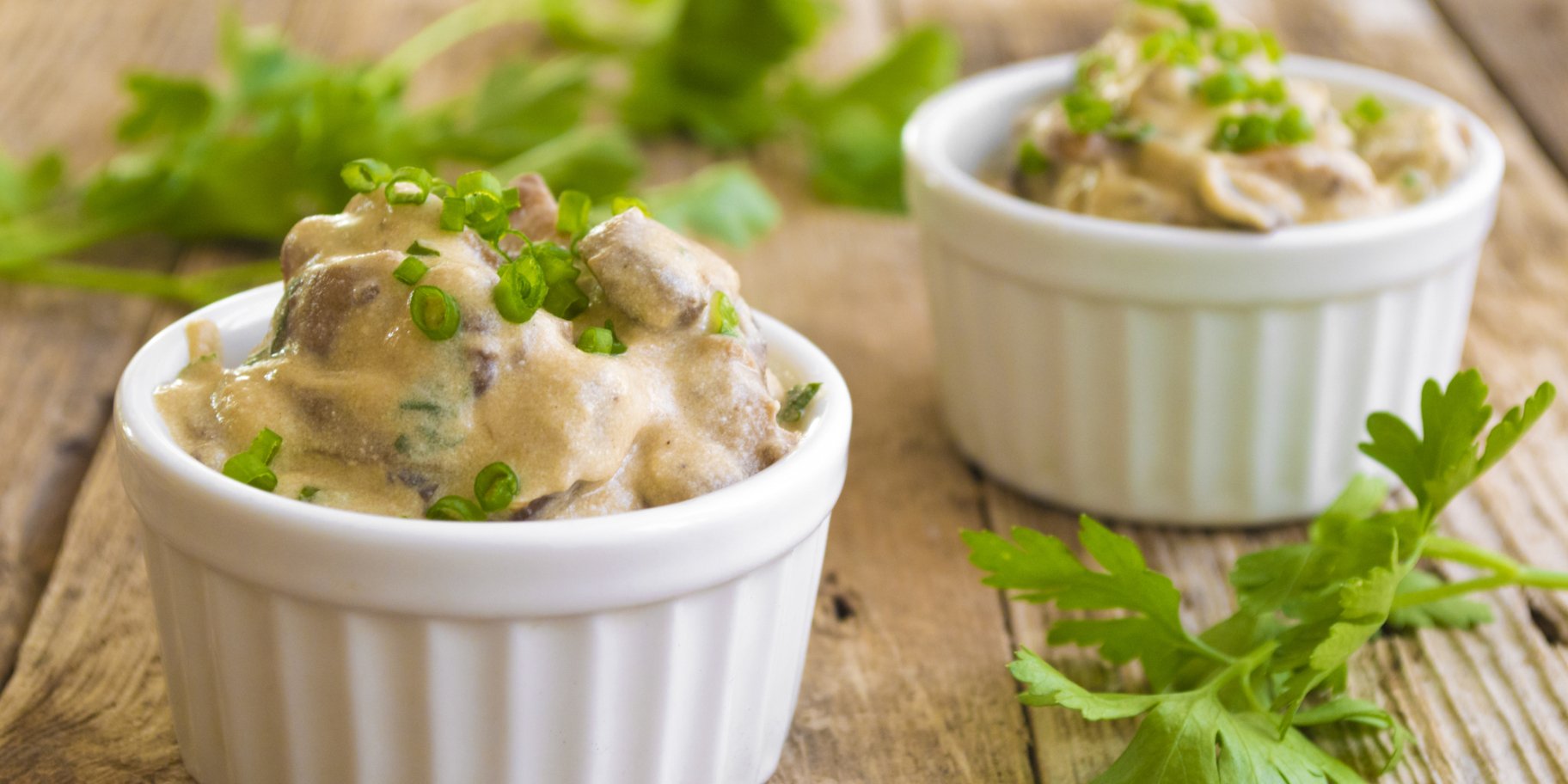 Кремовый горох с грибами и луком