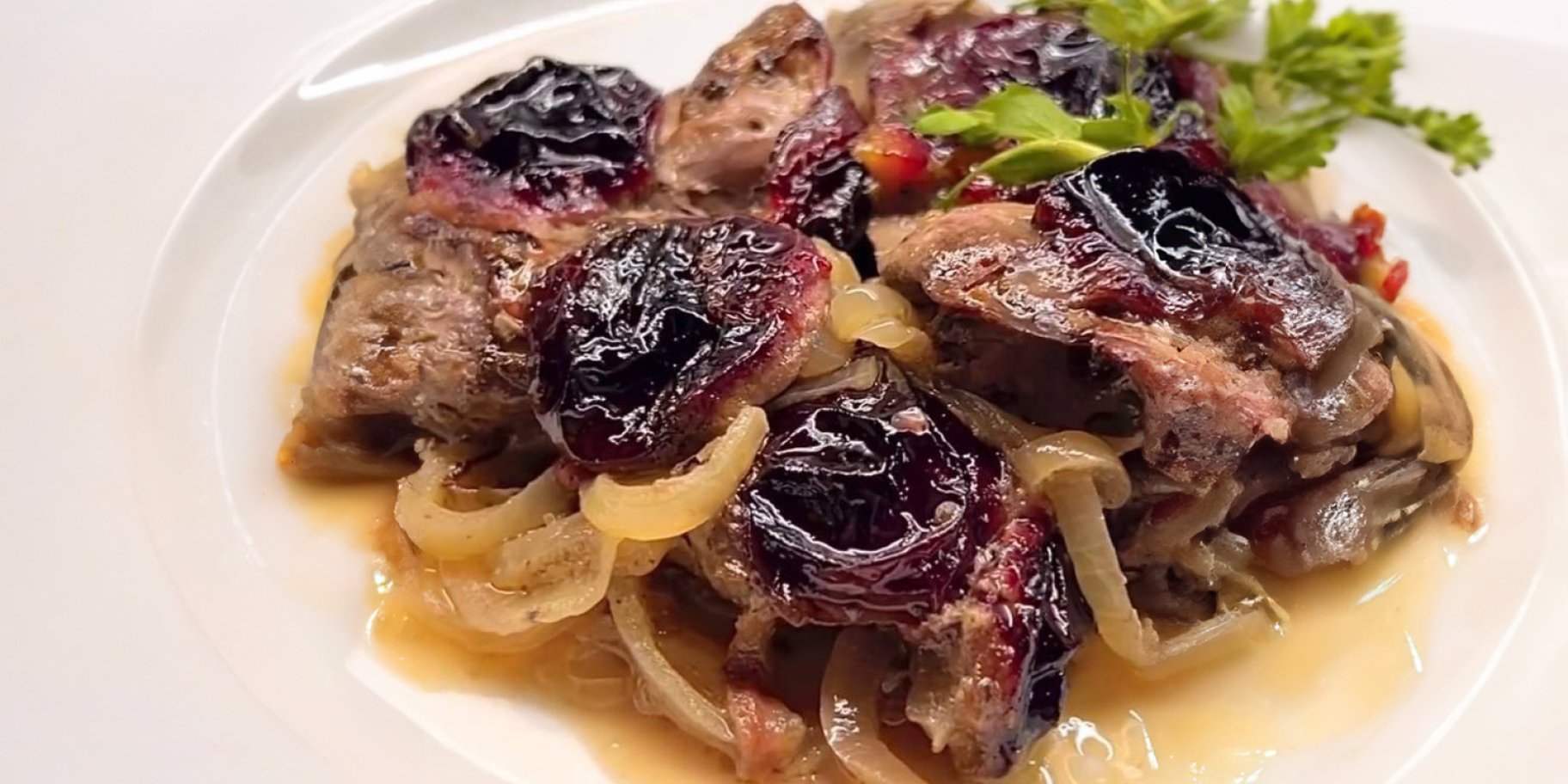 Запечена куряча печінка зі сливами