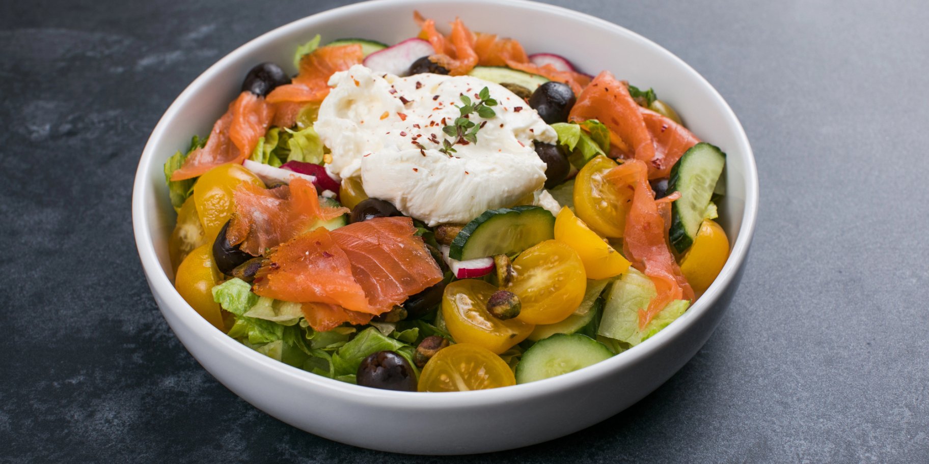 Салат з буратою та червоною рибою