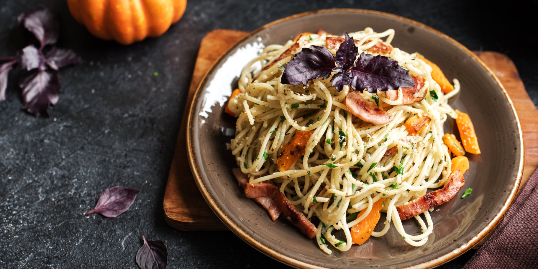 Паста з гарбузом і беконом на осінь