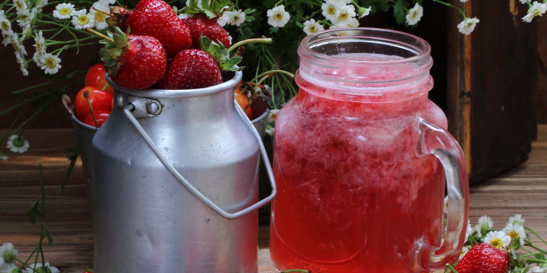 Компот з полуницею в банці