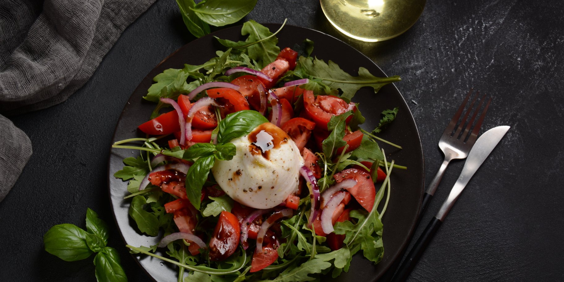 Салат з помідорами і буратою