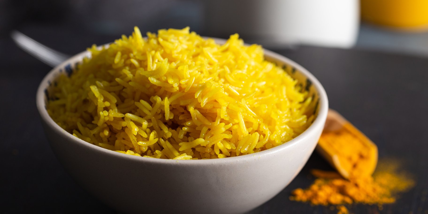 Яскрава куркума надає рису золотавого відтінку