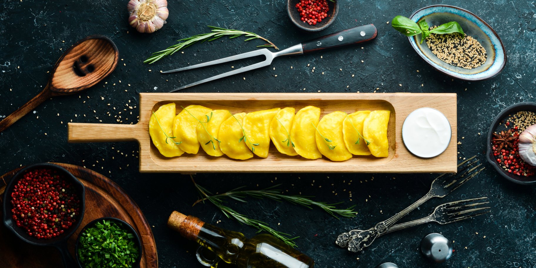 Жовті вареники з прянощами і бататом