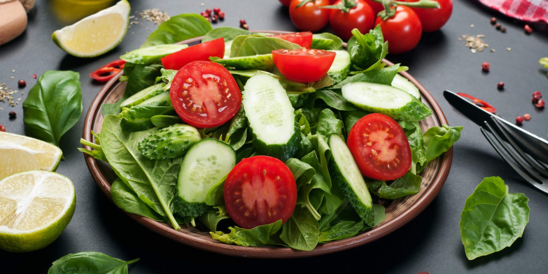 Зелений салат зі шпинатом і томатами