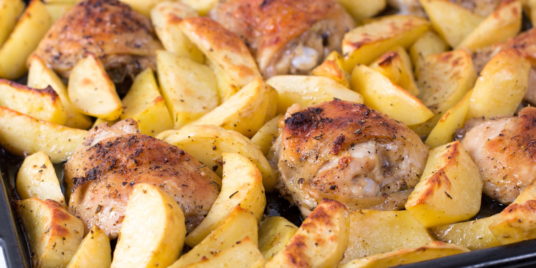 запечені курка з картоплею на деку