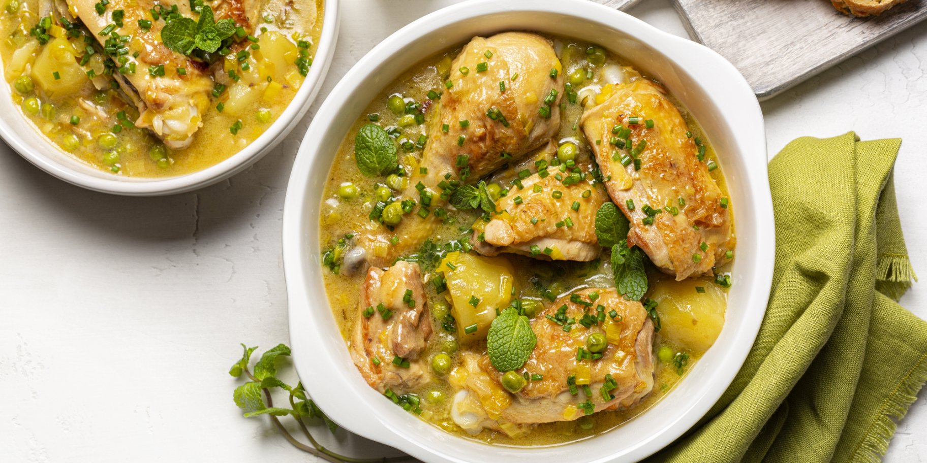 Тушковані курячі стегна з горошком