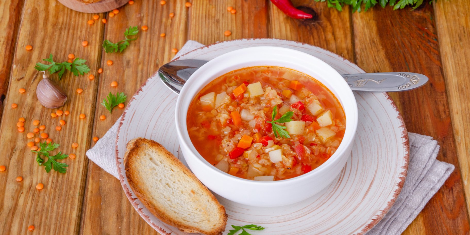 Суп із червоної сочевиці з помідорами