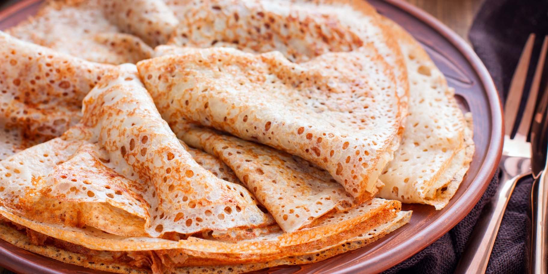 Ажурные блины на тарелке