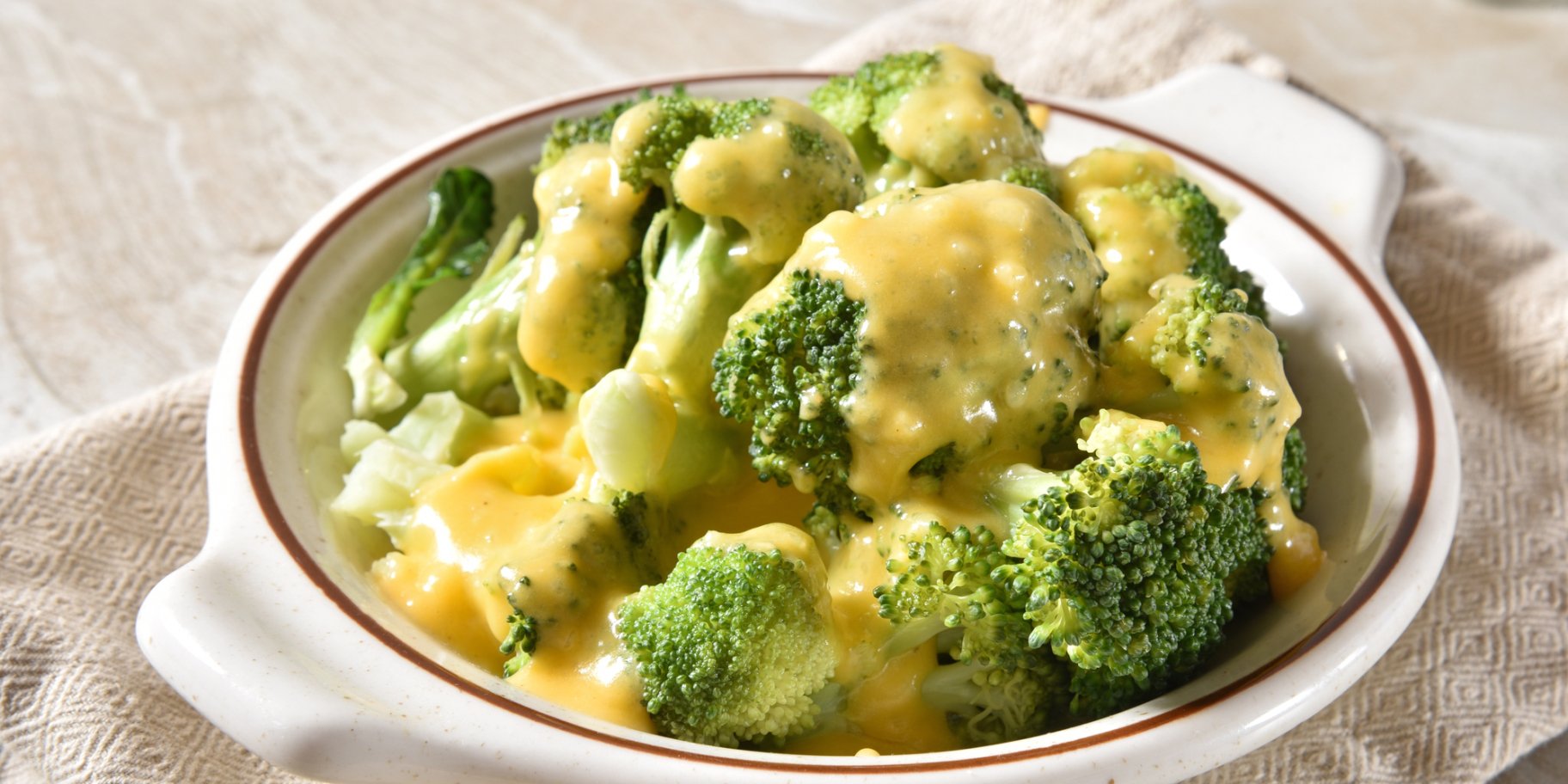 Запечена броколі з сиром