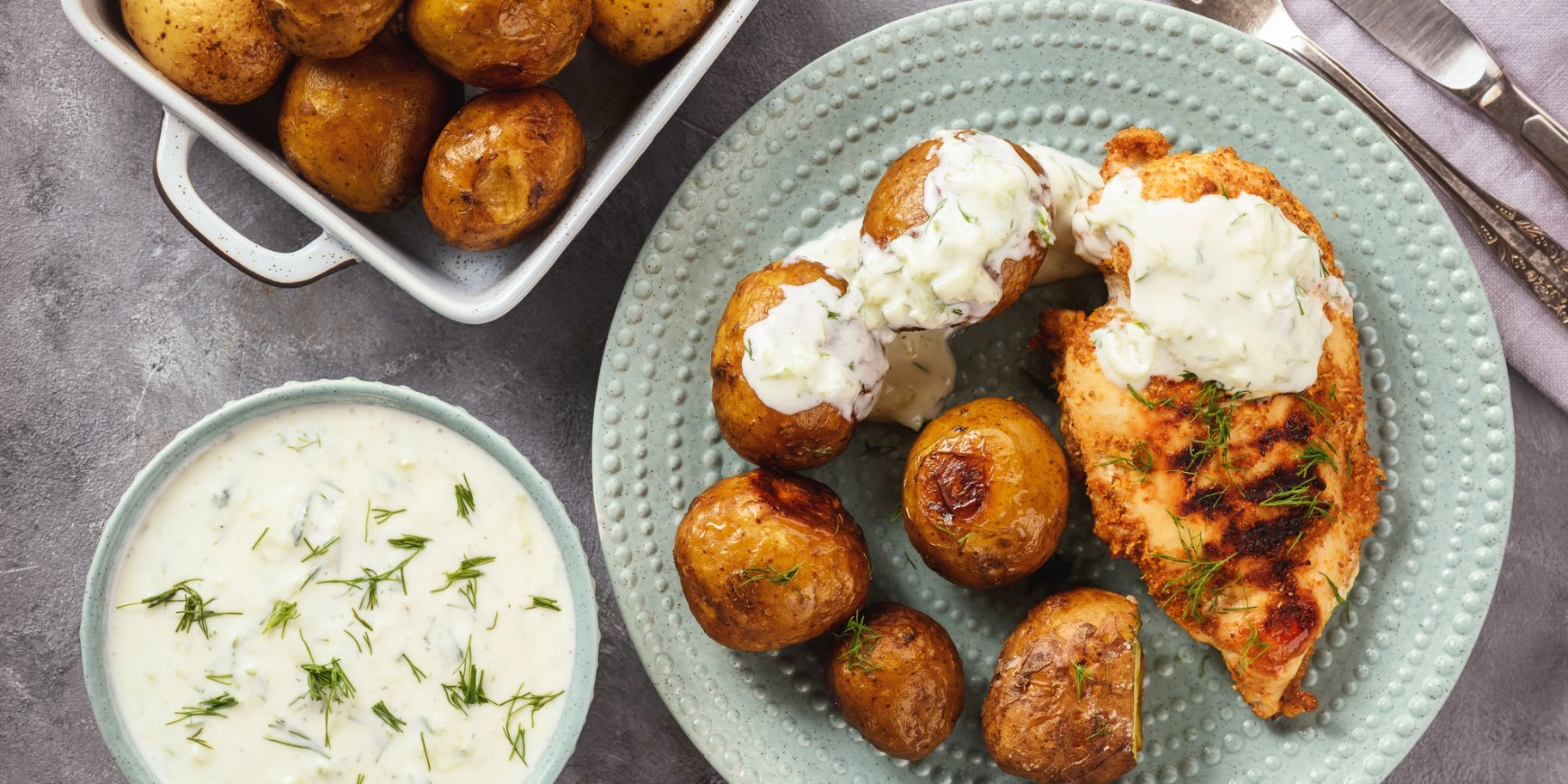 Запечена картопля з йогуртовим соусом