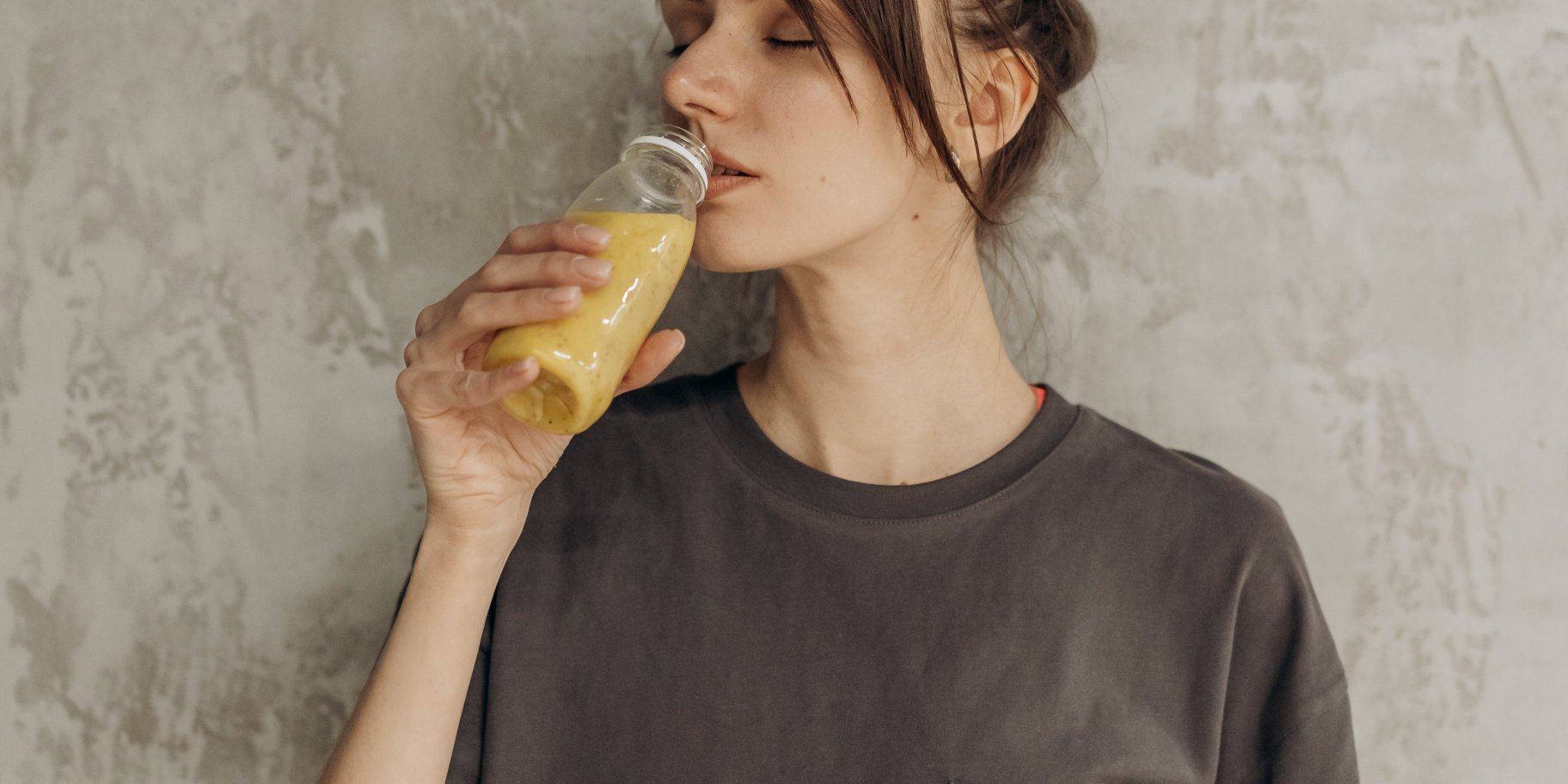 Дівчина п'є напій