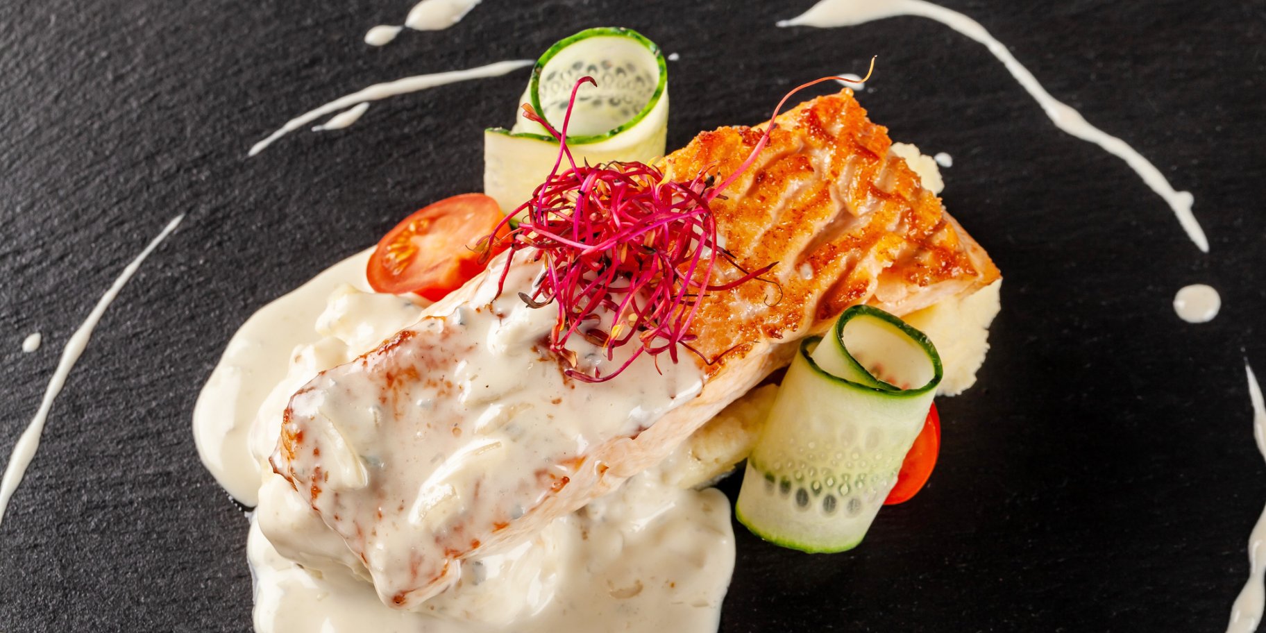 Лосось під білим соусом