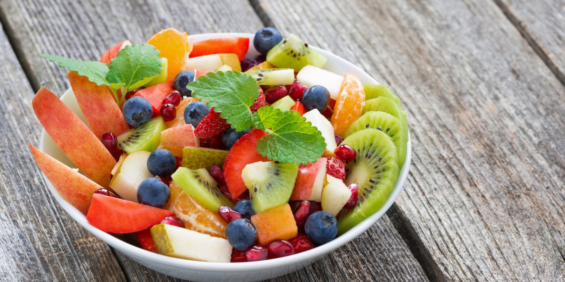 Фруктовий салат з полуниці і манго