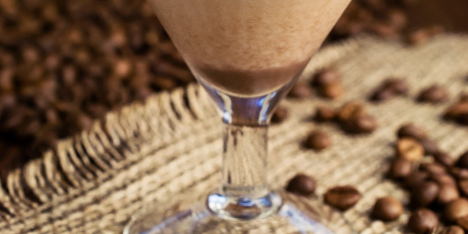 Кавово-вершковий десерт у креманці шарами