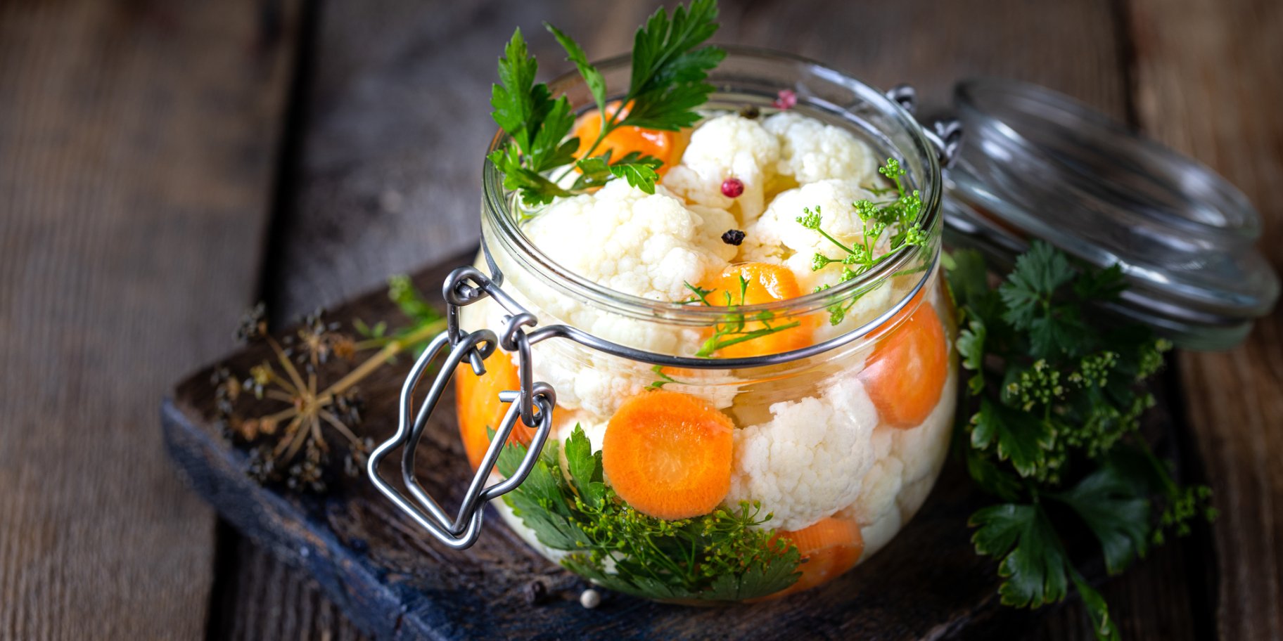 Салат з маринованої цвітної капусти та моркви