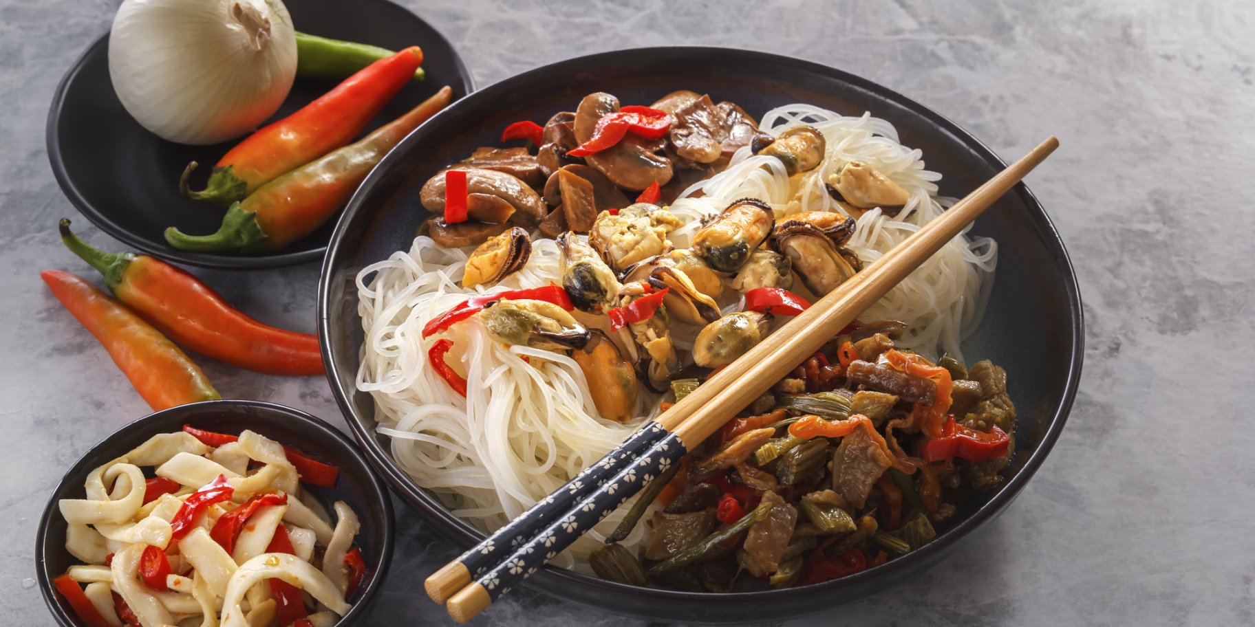 Салат з морепродуктів і локшини