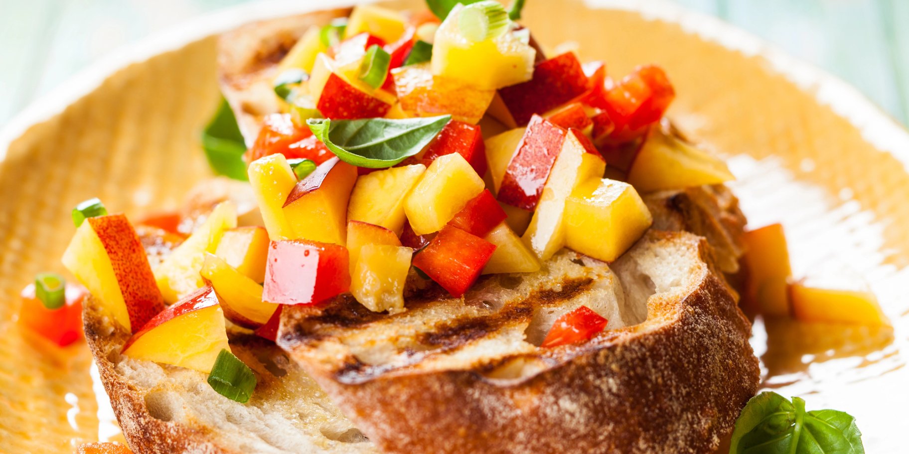 Брускети з персиками