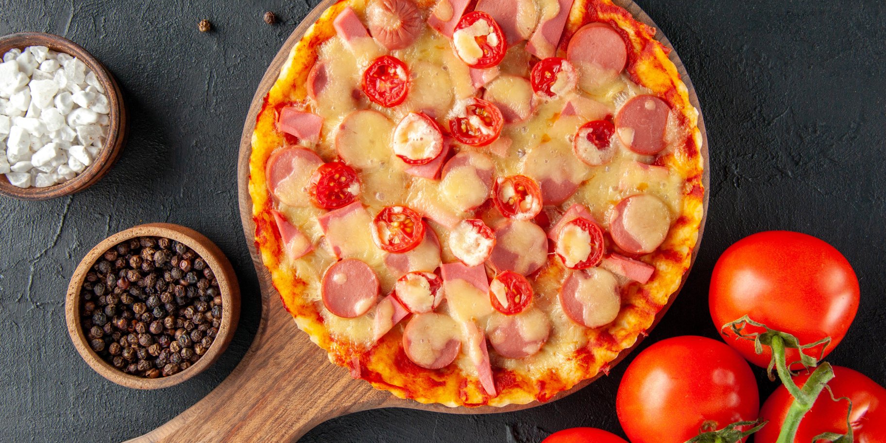 Пицца на основе из батона с вялеными помидорами и сосисками